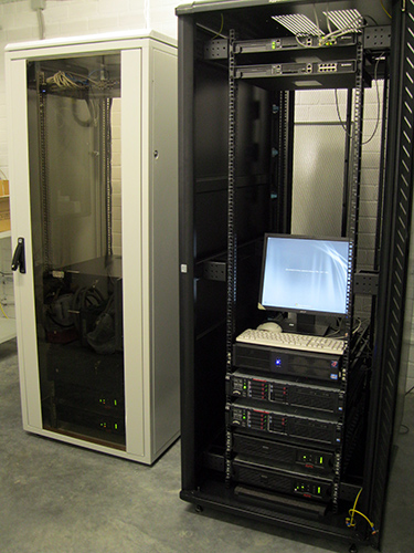 Серверная стойка с установленной системой ARENA.WMS